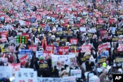 21일 한국 서울 도심에서 시민들이 윤석열 대통령의 탄핵을 요구하는 집회를 벌이고 있다.