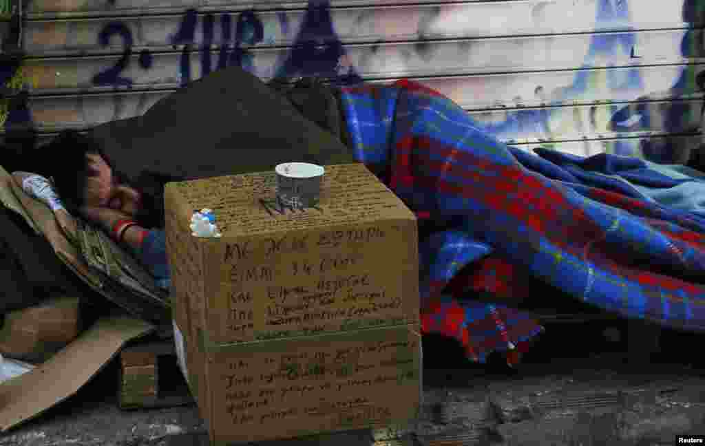 چار سال قبل یونان میں قرضوں کے بحران کے باعث لاکھوں لوگ اپنی نوکریوں سے ہاتھ دھو بیٹھے اور نہ صرف بے روزگاری بلکہ بے گھر افراد کی تعداد میں بھی قابل ذکر اضافہ ہوا۔