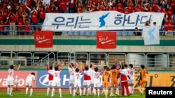 지난 2014년 10월 인천 아시안게임 여자 축구 결승전에서 한국 응원단이 북한 대표팀을 응원하고 있다. (자료사진)