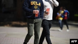 ARCHIVO - Estudiantes caminan en el campus de la Universidad de California en Los Ángeles, California, el 11 de marzo de 2020.