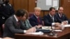 Mantan Presiden AS Donald Trump (tengah), didampingi para pengacaranya, hadir untuk mendengarkan pembacaan dakwaan atas tuduhan terkait pemalsuan catatan bisnis dalam penyelidikan uang tutup mulut, di pengadilan New York, Selasa, 4 April 2023.
