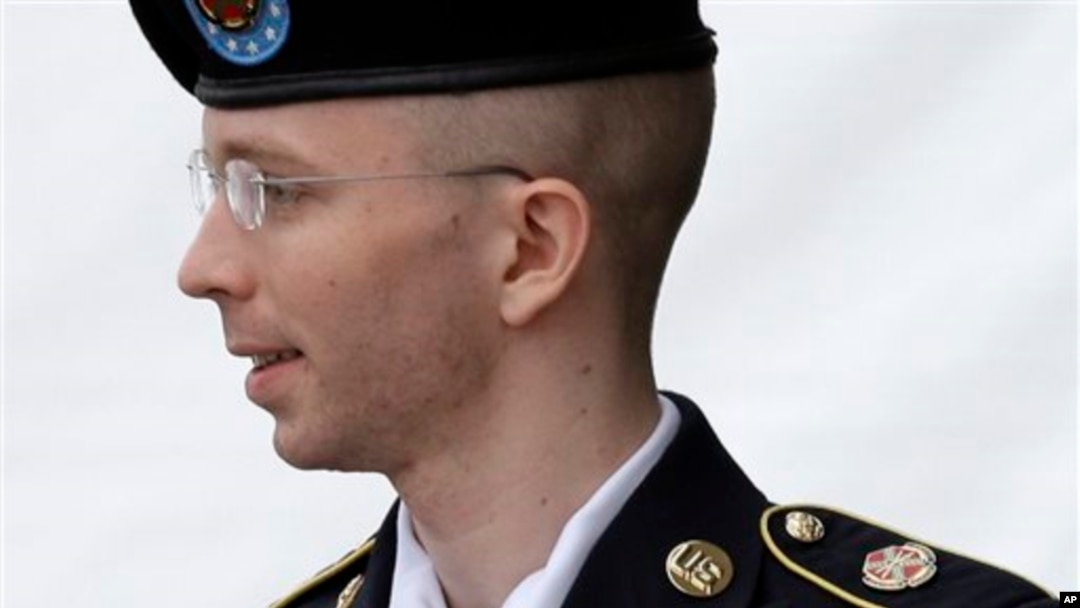 Prajurit Kelas Satu Angkatan Darat AS Bradley Manning di luar gedung pengadilian militer di Fort Meade, Maryland, Juli 2013. (Foto: Dok)