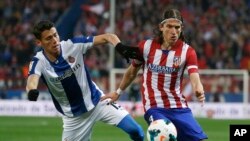 (ARCHIVES) le joueur Filipe Luis (droite) de l'Atletico.
(AP Photo/Andres Kudacki)