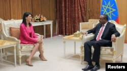 Ambasaderi w'Amerika muri ONU Nikki Haley mu mubonano n'umushikiranganji wa mbere wa Etiyopiya Hailemariam Desalegn i Addis Abeba 