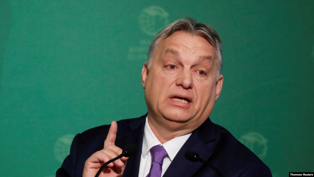El presidente de Hungría, Viktor Orbán, decretó un estado de emergencia que llevó a la suspensión de muchas libertades civiles, lo que ha causado la alarma entre los distintos observadores de la democracia en Europa.