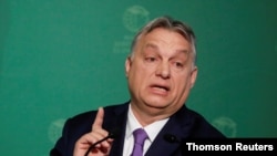 El presidente de Hungría, Viktor Orbán, decretó un estado de emergencia que llevó a la suspensión de muchas libertades civiles, lo que ha causado la alarma entre los distintos observadores de la democracia en Europa.