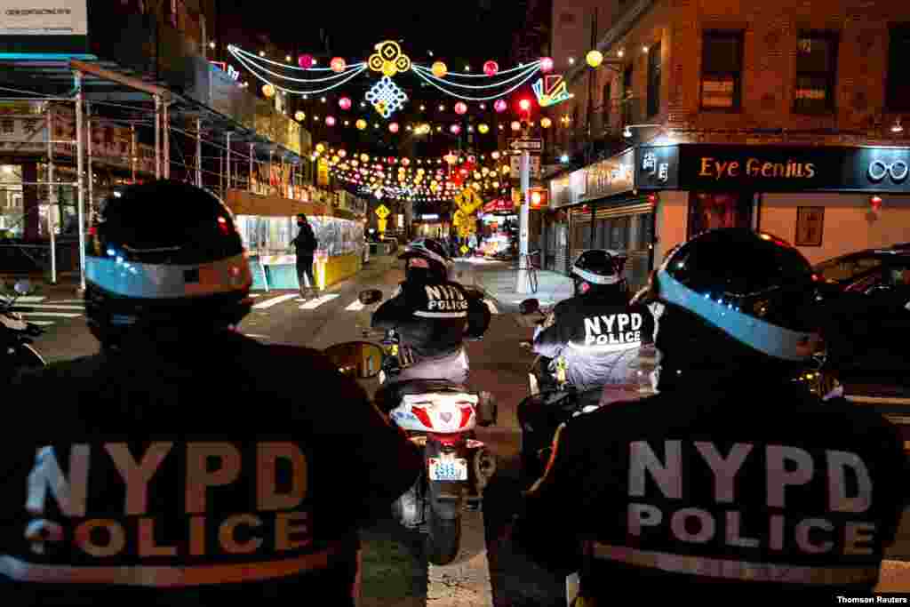 최근 미국 조지아주 애틀랜타 연쇄 총격 등으로 아시아인들이 사망한 후 뉴욕 차이나타운 거리에 경찰관들이 추가 배치돼 있다. 