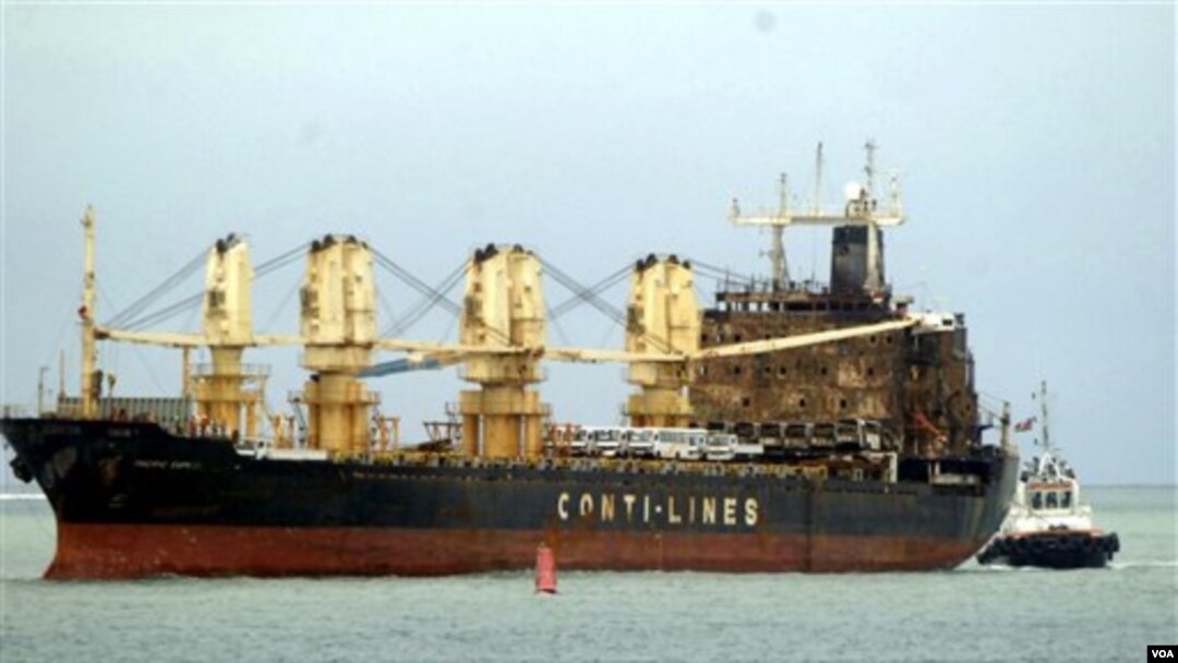 Kapal MV Pasific Express yang diduga dibakar oleh pembajak Somalia (21/09) diderek oleh petugas Kenya ke Mombasa (foto: dok).