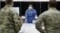 Zdravstvena radnica pokazuje pripadnicima Nacionalne garde kako da testiraju ljude na koronavirus, Las Vegas, Nevada ( Foto: AP/John Locher)