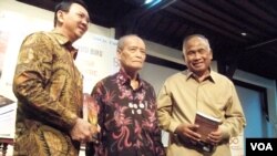 Gubernur DKI, Basuki T. Purnama atau Ahok (kiri) dan Pimpinan KPK Taufiequrachman Ruki (kanan) mendampingi Buya Syafii Maarif dalam Peluncuran Buku di Bentara Budaya, Jakarta hari Jumat, 3/7 (VOA/Nahaba).