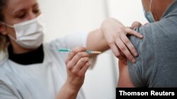 پرستاری در حال تجویز واکسن کووید۱۹ (عکس از آرشیو)