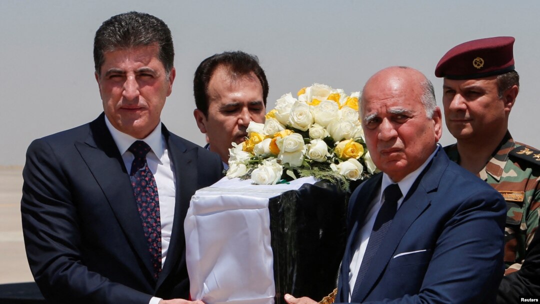 نێچیرڤان بارزانی، سەرۆکی هەرێمی کوردستان و فوئاد حسێن، وەزیری دەرەوەی عێراق لە مەڕاسیمی ڕەوانەکردنی تەرمی قوربانییەکان لە فڕۆکەخانەی نێودەوڵەتی هەولێرەوە بۆ بەغدا