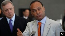 El representante Luis Gutiérrez da por muerta la reforma migratoria este año.