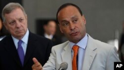 Los demócratas, como el congresista Luis Gutiérrez, buscan presionar a los republicanos para que aprueben una reforma de lo contrario Barack Obama aplicará una orden ejecutiva.