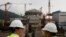 Các chuyên gia kiểm tra một lò phản ứng đang được xây dựng tại nhà máy hạt nhân Đài Sơn, trong bức ảnh chụp ngày 17/10/2013. Trung Quốc phủ nhận thông tin của CNN cho rằng có rò rỉ ở nhà máy điện hạt nhân này.