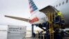 ARCHIVO - Un avión de carga de American Airlines es descargado en el Aeropuerto Internacional de Filadelfia en Filadelfia, Pensilvania, EE.UU., 4 de diciembre de 2020. 