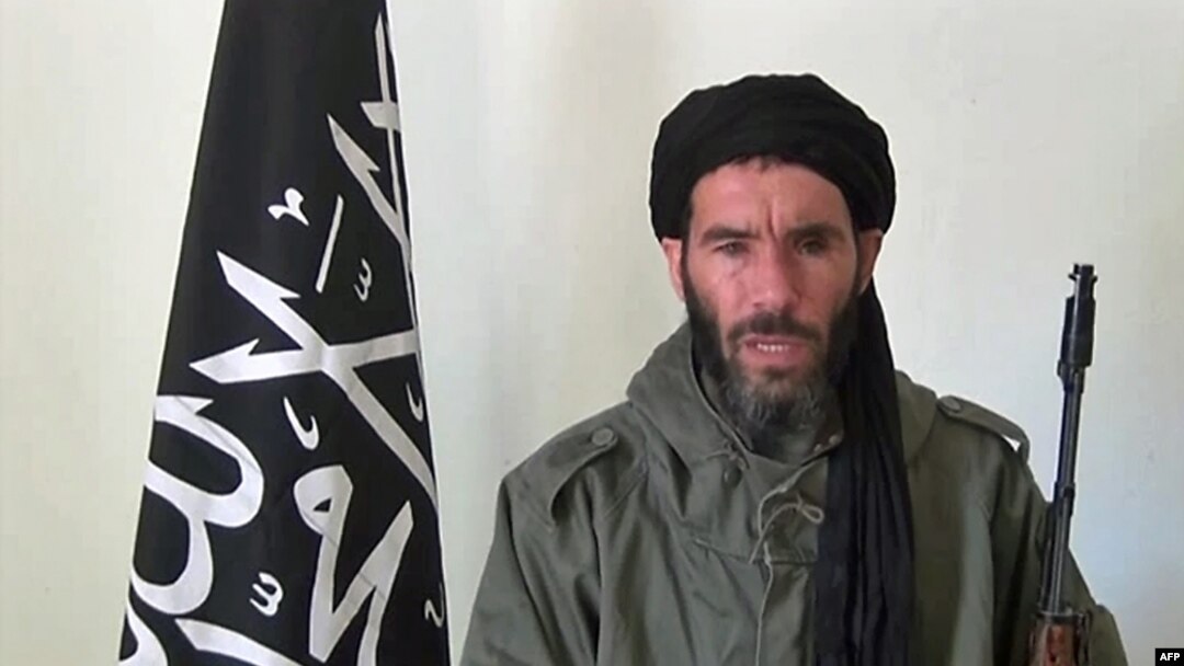 Mokhtar Belmokhtar liderou a AQMI até Dezembro do ano passado e é um experiente operacional da nebulosa terrorista da al-Qaida com passagens no Afeganistão 