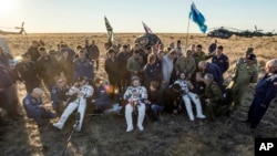 Astronot AS, Jeff Williams (kiri), kosmonot Rusia Alexey Ovchinin (tengah) dan Oleg Skripochka beberapa saat seusai mendarat di Zhezkazgan, Kazakhstan, 7 September 2016 (Bill Ingalls/NASA via AP).