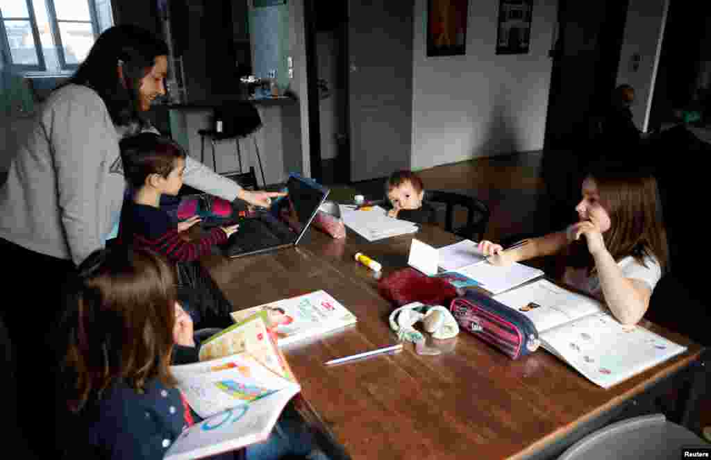 کرونا وائرس سے بچنے کے لیے اسکولز بند ہیں جب کہ بچوں کو گھروں پر آن لائن تعلیم دی جارہی ہے۔