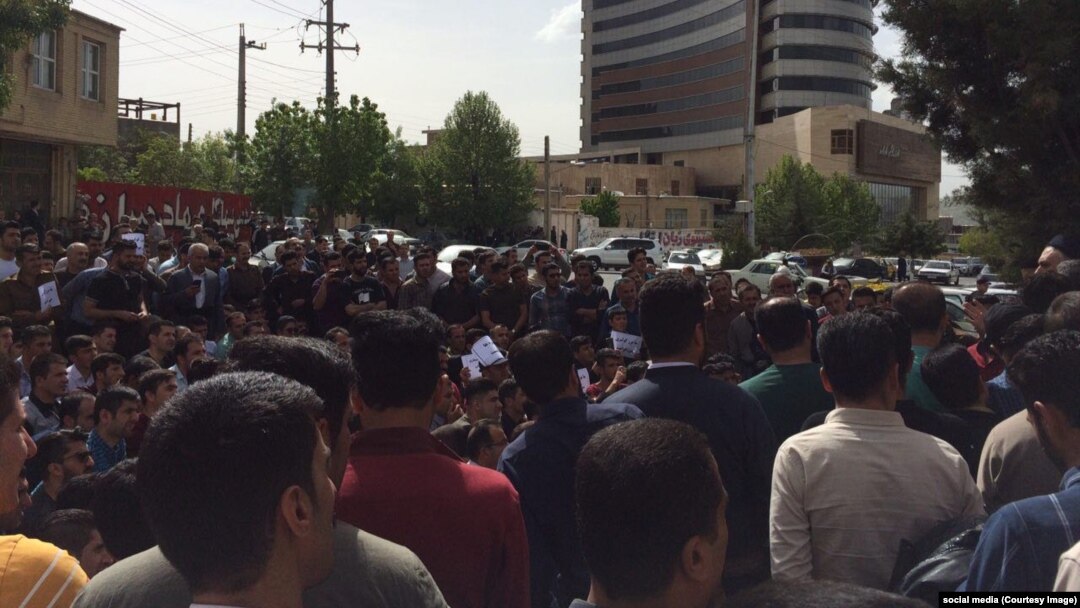 Hundreds of Iranian Kurds gather outside a municipal building in Baneh, Iran, for an anti-government protest, April 26, 2018.
