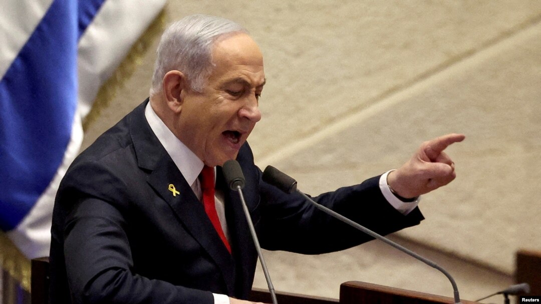 Izraelski premijer Benjamin Netanjahu za govornicom u Knesetu, arhiva (REUTERS/Ronen Zvulun)