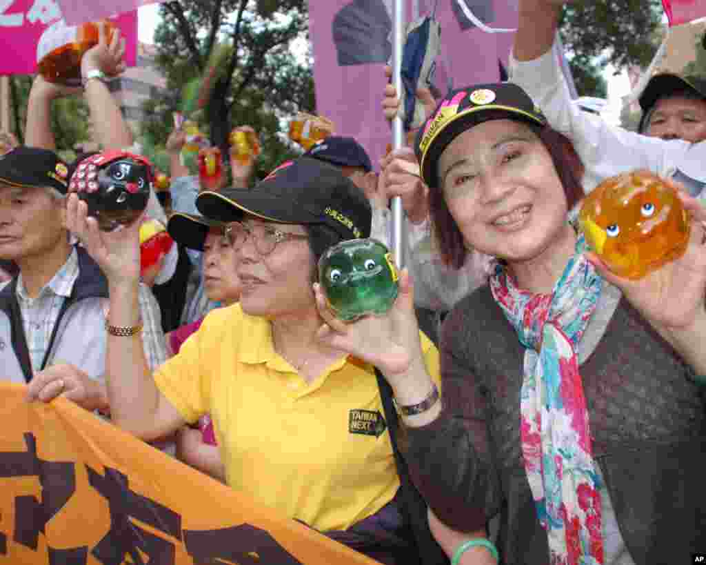 民进党“小英之友会”的群众人手一个小猪捐钱罐，队伍里没有国旗