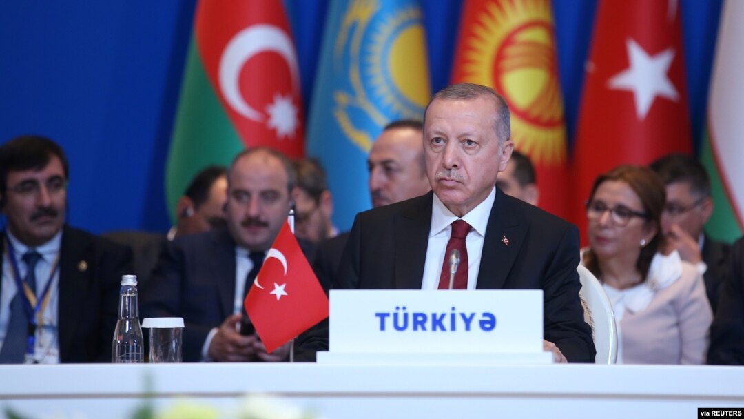 Turkoya rahbari Rajab Toyyip Erdog'an Turkiy davlat tashkiloti yig'inida, Boku, 15-oktabr, 2019 