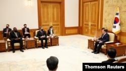 지난 18일 한국을 방문한 토니 블링컨 국무장관과 로이드 오스틴 국방장관이 청와대에서 문재인 대통령을 예방했다.