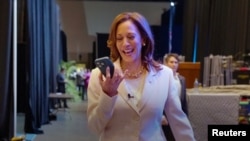 La vicepresidenta de EEUU, Kamala Harris, habla por teléfono con el expresidente Barack Obama y la ex primera dama Michelle Obama mientras los Obama respaldan a Harris como candidata presidencial demócrata en esta imagen fija tomada de un video publicado el 26 de julio de 2024.