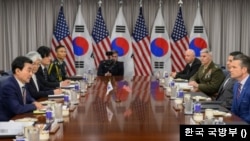 안규백 한국 국방부 장관과(사진 왼쪽) 피트 헤그세스 미국 전쟁부 장관이 5월 11일 펜타곤에서 미한 국방장관회담을 갖고 있다. (사진=한국 국방부 제공)