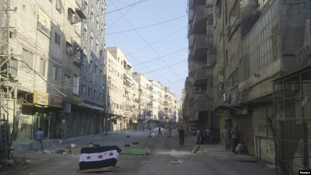 Damashqning al-Tadamun tumanida Suriya muxolifati bayrog'i, 15-iyul, 2012-yil.