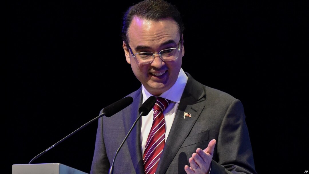 Menteri Luar Negeri Filipina, Alan Peter Cayetano berbicara di Manila. 