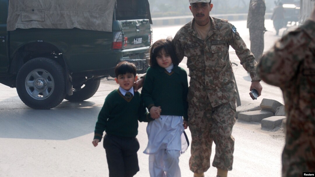 آرمی پبلک اسکول پر ہونے والے دہشت گردوں کے ہلاکت خیز حملے کو ایک اور سال مکمل ہو گیا ہے۔ لیکن اس سے سانحے میں جان سے جانے والے بچوں اور اساتذہ کے لواحقین کے زخم آج بھی تازہ ہیں۔ (فائل فوٹو)