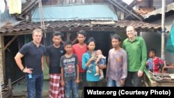 Matt Damon bersama warga Desa Denasri Kulon, Batang, Jawa Tengah.