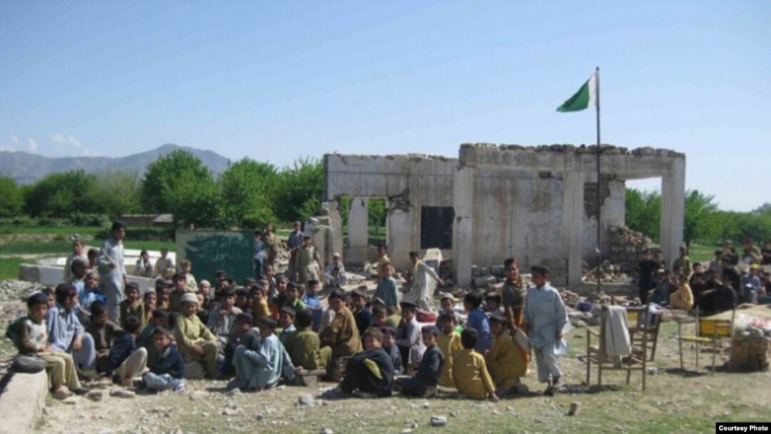 یو ځايي مشر مشر ملک موجود خان وي او ای ډيوه ته وويل په کال ۲۰۰۹ کې دغها سکول وسله والو په بارودي موادو تباه کړی و او د ودانۍ نشتوالي له وجې به ماشومانو د ونې سورې ته زدکړې کولې