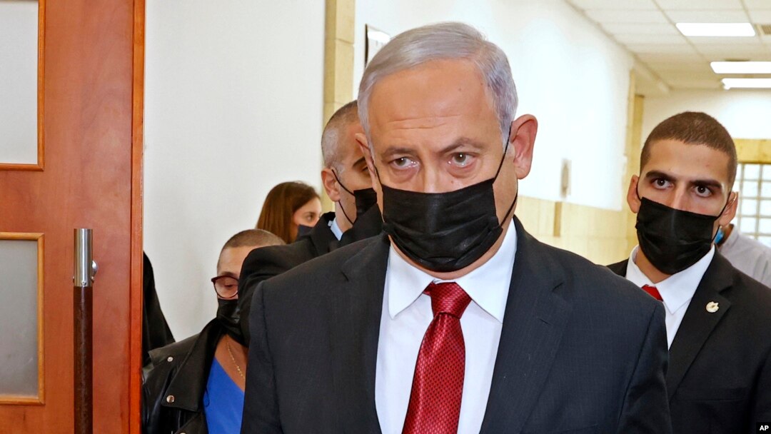 Mantan Perdana Menteri Israel Benjamin Netanyahu berjalan meninggalkan Pengadilan Yerusalem pada 16 November 2021, setelah menghadiri persidangan kasus korupsi yang melibatkan dirinya. (Foto: Pool via AP/Jack Guez)