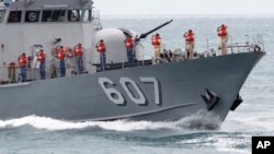 تفنگداران دریایی تایوان در یک رزمایش ضدتروریستی در سواحل «نیو تایپه سیتی» به رئیس جمهوری تایوان ادای احترام می‌کنند. آرشیو، ۴ مه ۲۰۱۹