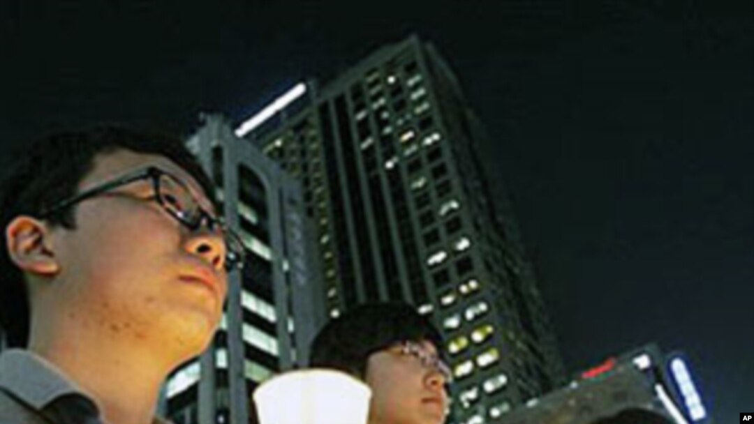 South Koreans take a moment of silence for South Korean marines killed in a North Korean bombardment of a South Korean island, 23 Nov 2010