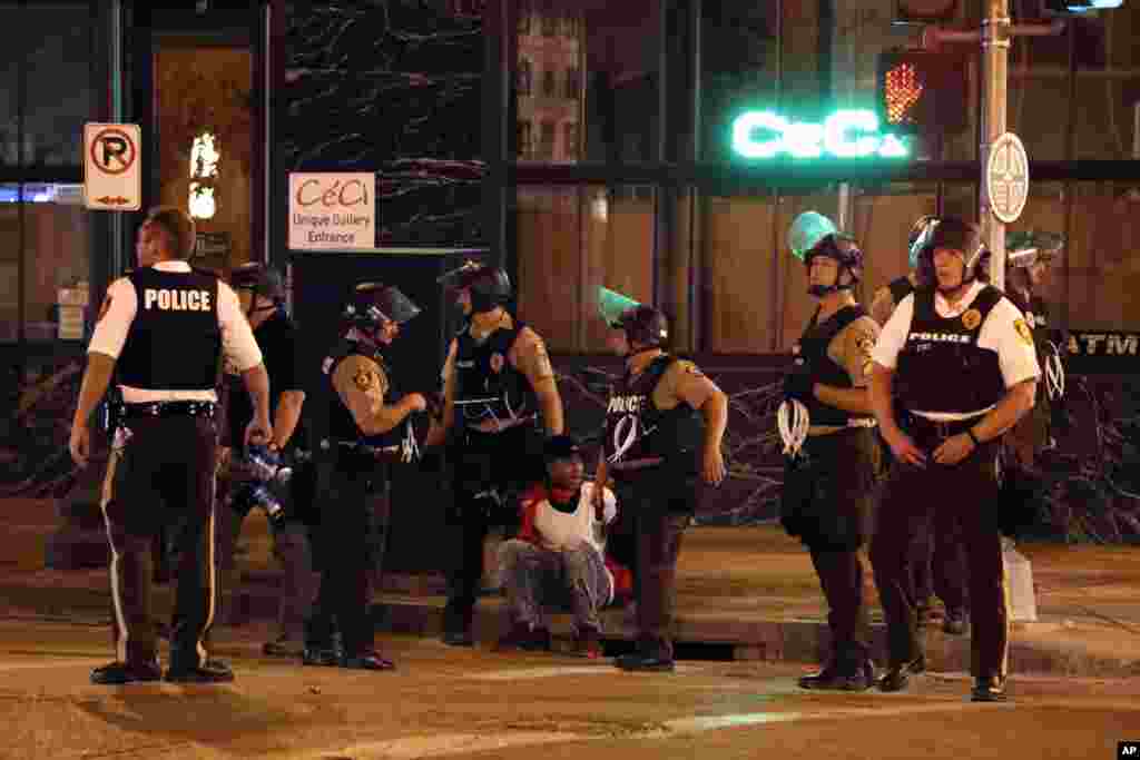 Des policiers menottent un homme lors des manifestations à St Louis, le 15 septembre 2017.