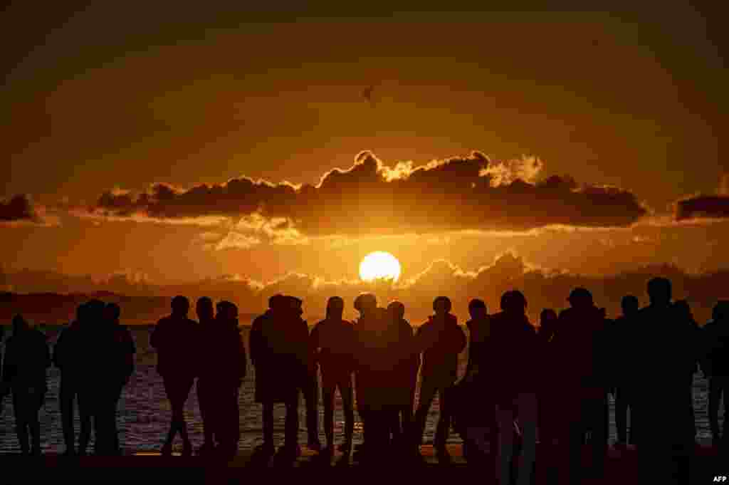 People gather at Southern Beach of Chigasaki to watch the sunrise on New Year&#39;s Day in Kanagawa Prefecture, southwest of Tokyo.