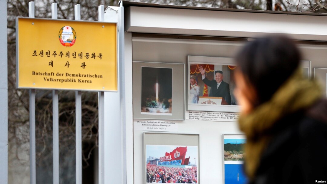 독일 베를린 주재 북한대사관 입구. 유엔 전문가패널은 16일 공개한 보고서에서 북한이 독일 외에도 파키스탄과 불가리아, 폴란드, 루마니아 등에서 공관 부지나 시설을 불법 임대하고 있다고 공개했다. 특히 파키스탄에서의 불법 임대 활동은 이번에 처음 공식 확인됐다.