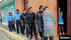La policía de Nicaragua custodia, el 8 de julio de 2019, en Nicaragua, los oficios religiosos a favor de personas que murieron en las manifestaciones de mayo de 2018 contra el presidente Daniel Ortega.