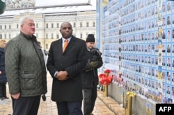 El ministro de Asuntos Exteriores de Ucrania, Andrii Sybiha (izq.), y el ministro de Asuntos Exteriores de Gran Bretaña, David Lammy, en Kiev el 5 de febrero de 2025.