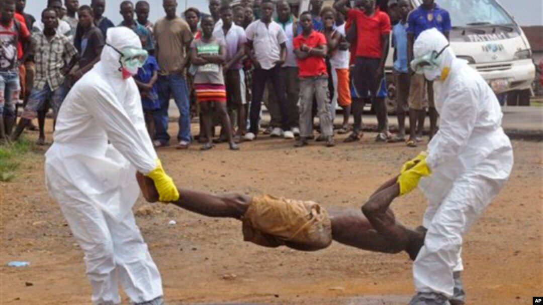 Petugas kesehatan membawa seorang penderita ebola dan memasukkan ke kantung plastik di Monrovia, Liberia (foto: dok).