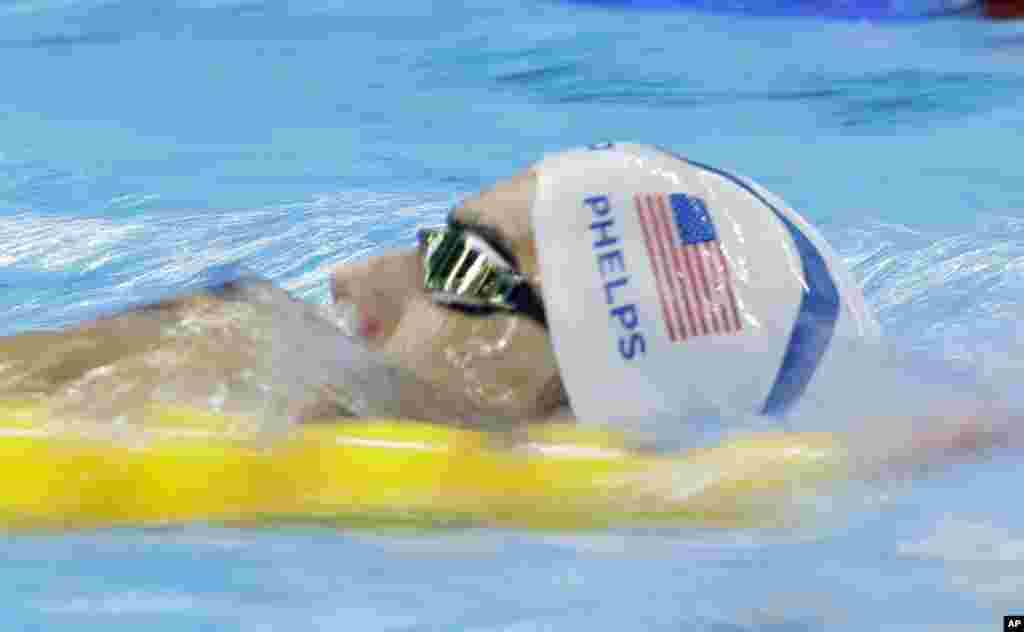 Perenang AS Michael Phelps sedang berlatih menjelang pembukaan Olimpiade Musim Panas 2016 di Rio (2/8). (AP/Matt Slocum)