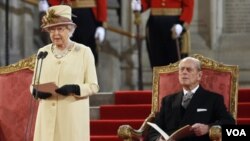 La jefa de Estado recibió varios minutos de aplausos de los invitados quienes además cantaron "Dios salve a la Reina", el himno nacional británico, al terminar el acto.