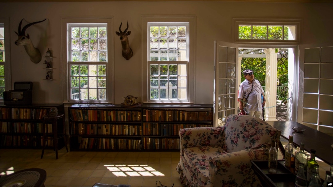 Ruang tamu Finca Vigia, rumah mendiang ikon sastra AS Ernest Hemingway di Havana, Kuba.