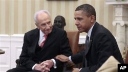 President Barack Obama (r) meets with Israeli President Shimon Peres at the White House, April 5, 2011