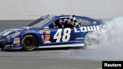 El piloto Jimmie Johnson celebra su victoria en Texas.