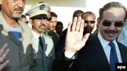 Le président de la Mauritanie, Maaouya Ould Sid 'Ahmed Taya, salue ses partisans après avoir voté dans la capitale Nouakchott, Mauritanie, 7 novembre 2003. epa/ NIC Bothma